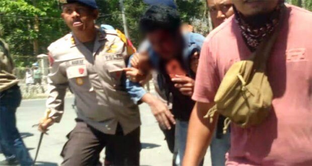 Intel Polisi Dikeroyok Ditengah Demo Tewasnya 2 Mahasiswa Uho Sumatratimes