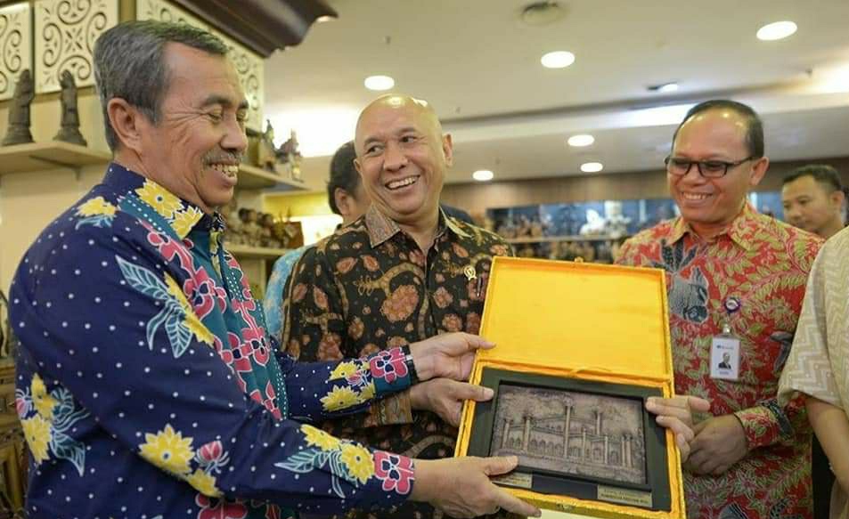 Gubernur Riau Jadi Sales Mempromosikan Produk-produk Unggulan Provinsi Riau