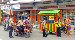 Pengendara sepeda motor dan pengemudi becak mendapat nasi kota dari Polres Rohil. foto rilis