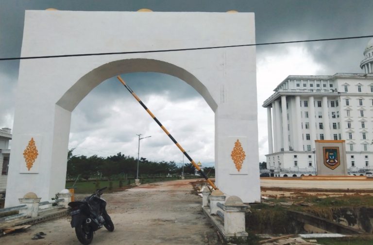 Diduga Tidak Sesuai Bestek, Kubah Pada Gerbang Kantor Bupati Pas Macam