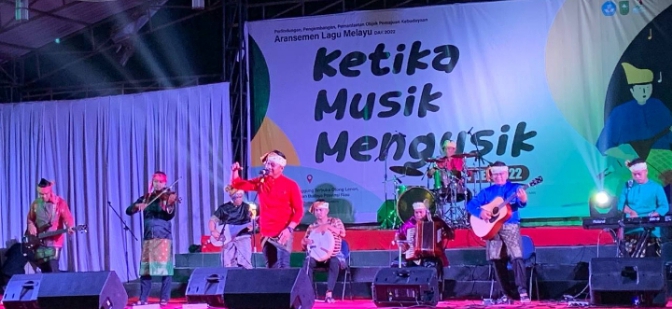 Grup musik HOGA berhasil saat tampil di acara festival Arrasemen lagu Melayu se Provinsi Riau (f : Diarto)