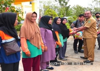 DLH Rohil Berikan Bantuan Sembako Kepada Petugas Kurang Mampu