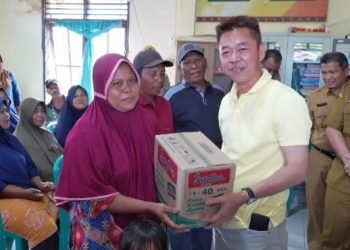Kunjungi Masyarakat Terdampak Banjir, Bupati Rohil Bagikan 200 Paket Sembako