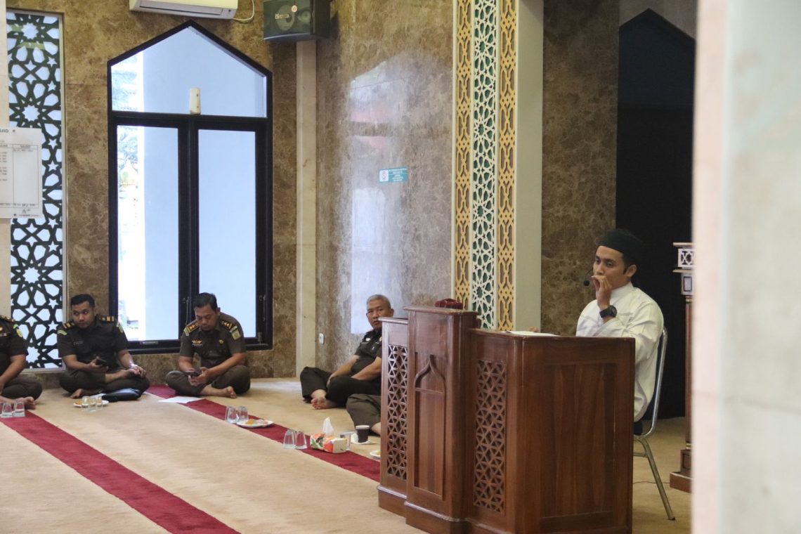 Ustadz Syeikh Maulana Al Muqri Mengisi Pengajian Rutin di Lingkungan Kejati Riau 