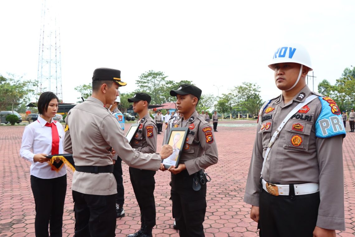 Kapolres AKBP Andrian Pramudianto Pimpin Upacara PTDH Dua Orang Personel Polres Rokan Hilir