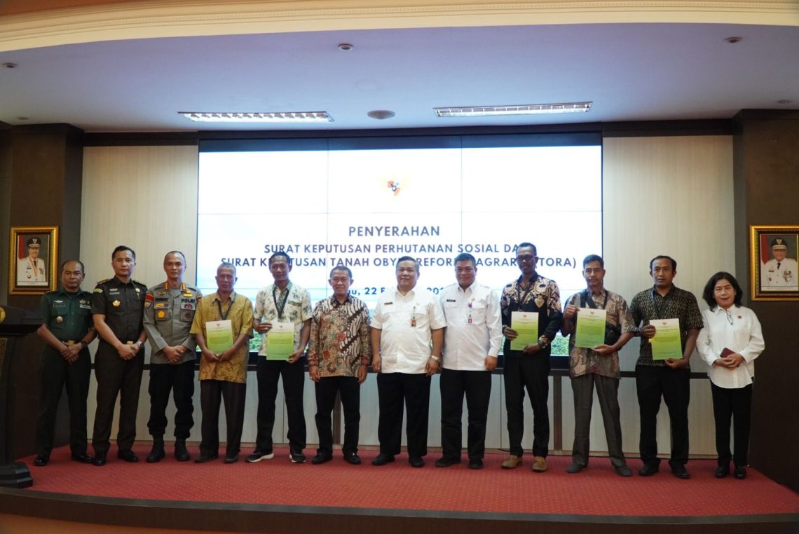 Asintel Kejati Riau Hadiri Penyerahan SK Perhutanan Sosial dan SK Tora di Kantor Gubernur 