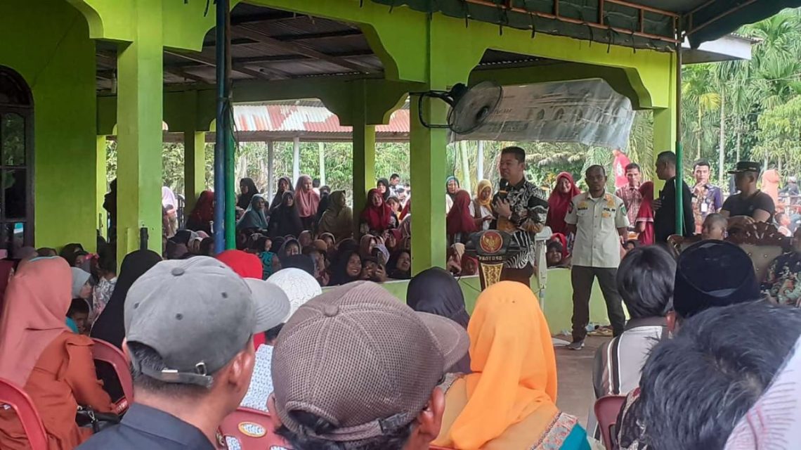 Bupati Rohil Kunjungi Masyarakat Labuhan Tangga Besar dan Beri Bantuan Sembako