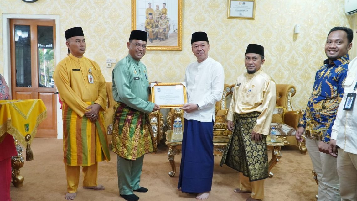 Dirjenpol dan Adipsi Anugerahi Penghargaan ke Bupati Rohil