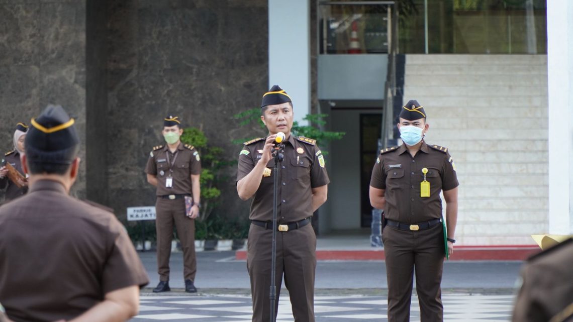 Pentingnya Kedisiplinan Pegawai, Asintel Kejati Riau Menjadi Penerima Apel Pagi 