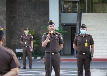 Pentingnya Kedisiplinan Pegawai, Asintel Kejati Riau Menjadi Penerima Apel Pagi 