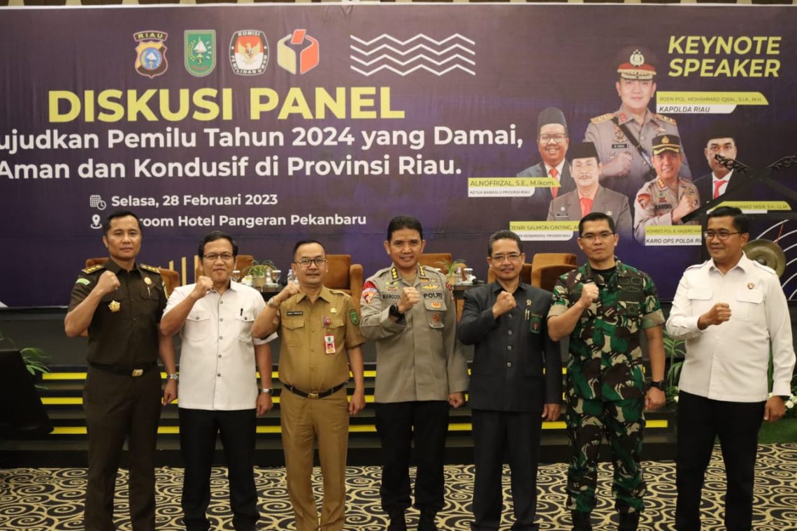 Asintel Kejati Riau Hadiri Giat Diskusi Panel Mewujudkan Pemilu 2024 Damai Aman dan Kondusif Provinsi Riau