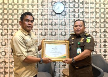 Kejaksaan Tinggi Riau Memberikan Piagam Penghargaan kepada Forwakat