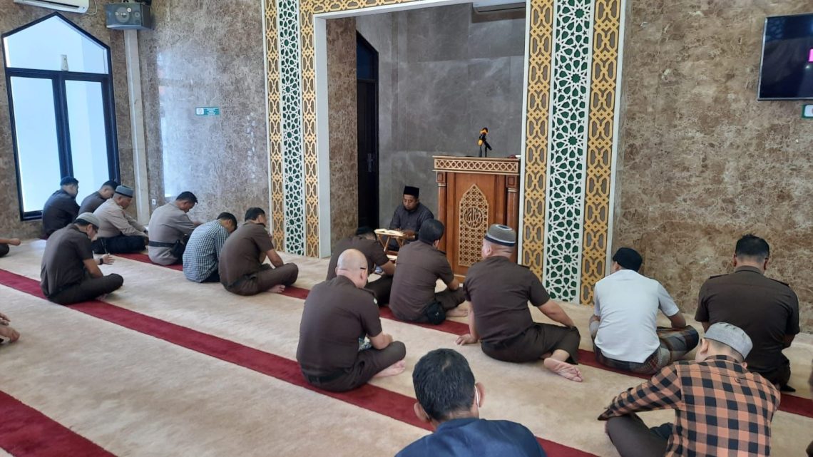 Ustadz Chairul Ikhwan Sampaikan Tausiyah Ba’da Zhuhur di Masjid Al- Mizan Kejati Riau 