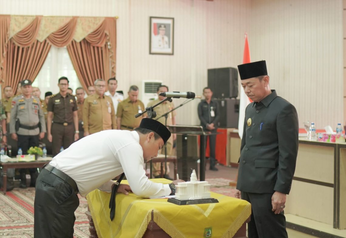Serahkan SK PNS, Bupati Rohil: PNS Harus Lebih Giat Bekerja