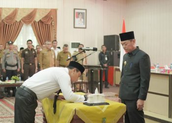 Serahkan SK PNS, Bupati Rohil: PNS Harus Lebih Giat Bekerja