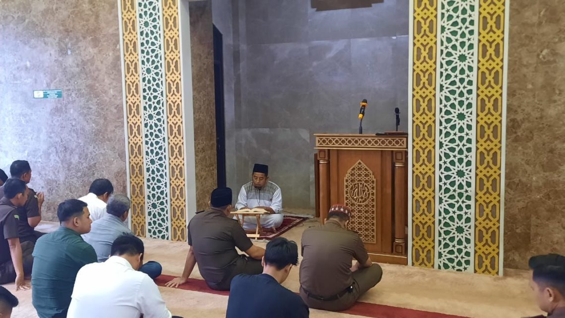 Tausiyah Ba’da Dzuhur di Kejati Riau di Sampaikan oleh Ustadz Chairul Ihkwan