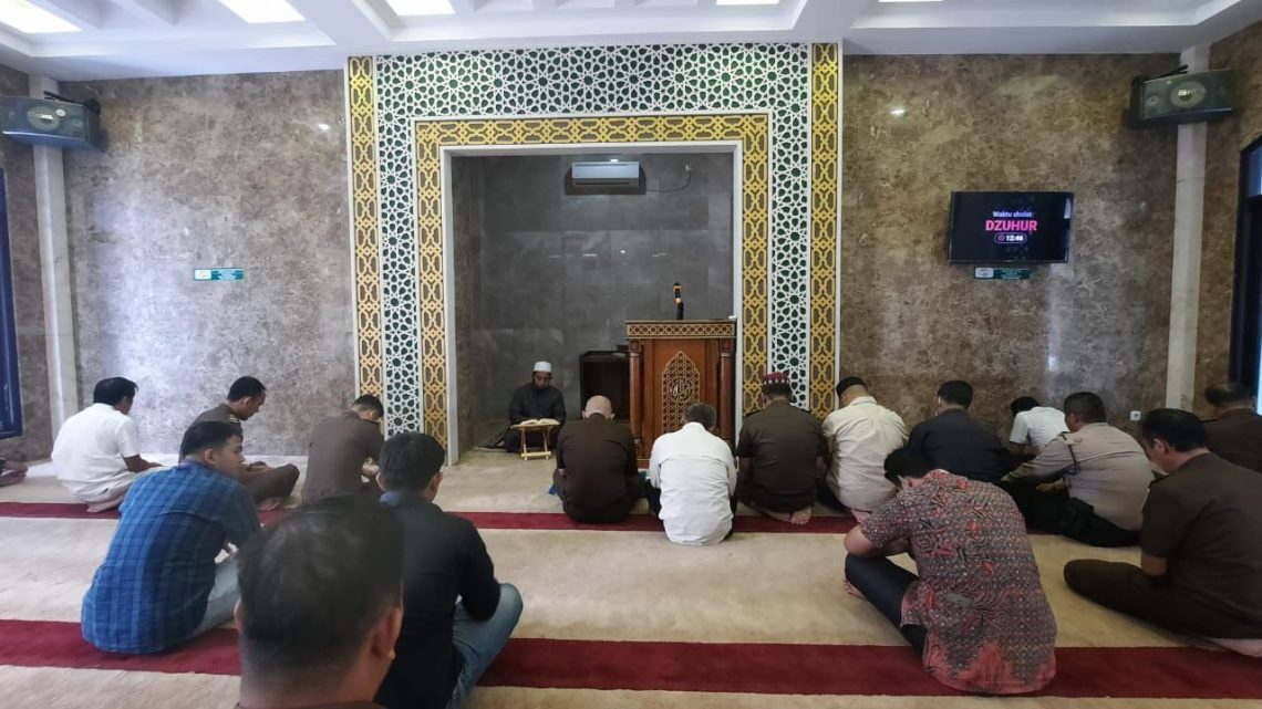 Tausiyah Ba’da Dzuhur di Kejati Riau di sampaikan Oleh Ustadz Chairul Ihkwan
