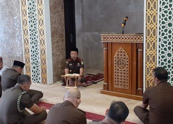 Kajati Riau Sampaikan Tausiyah Ba’da Dzuhur di Masjid Al Mizan 