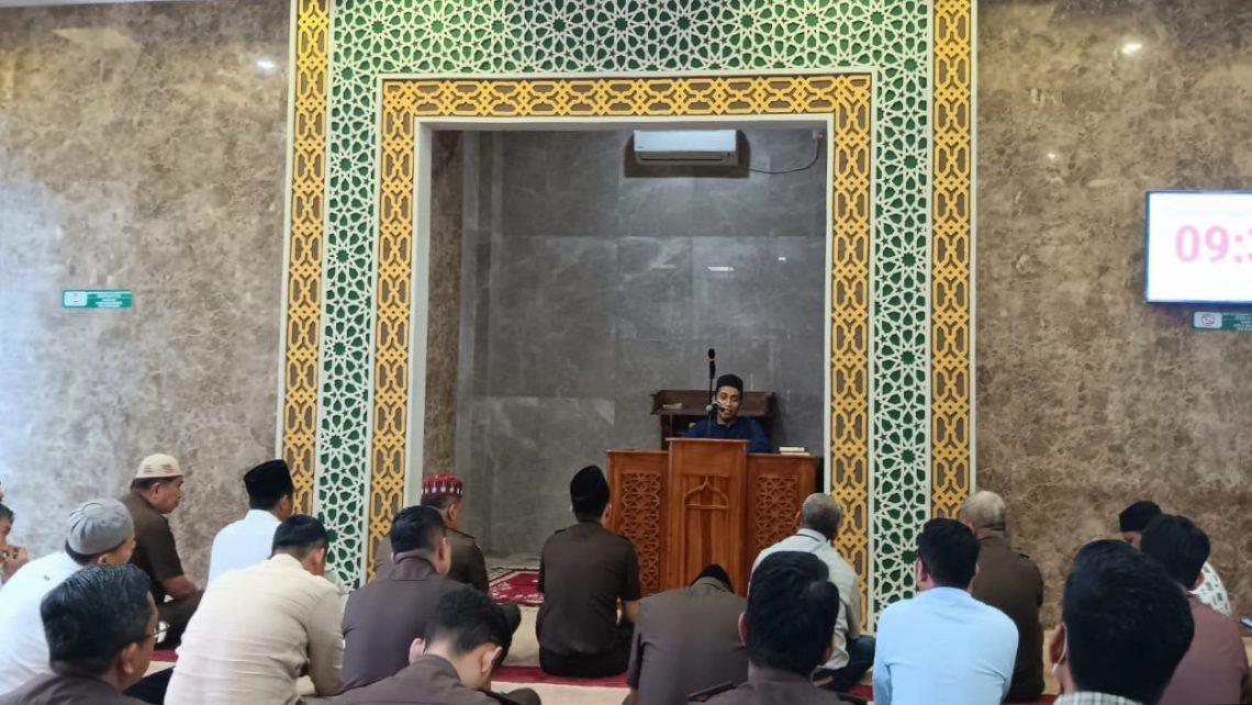 Tausiyah Qobla Dzuhur di Kejati Riau Kupas Keutamaan Baca Alquran di Bulan Ramadhan