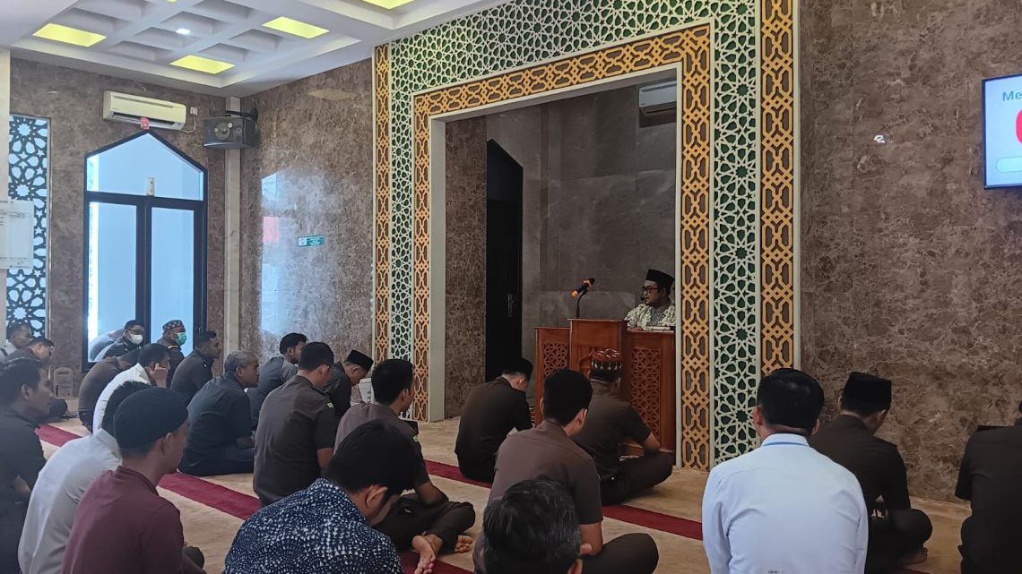 Tausiyah Qobla Dzuhur di Kejati Riau Mengupas Keutamaan Bulan Ramadhan 
