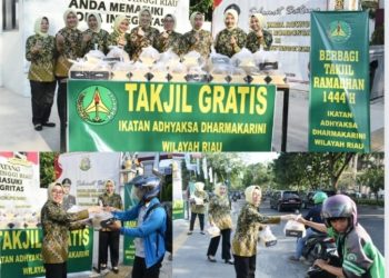 Giat Bakti Sosial, Ikatan Adhyaksa Dharmakarini Wilayah Riau Bagi-Bagi Takjil ke Masyarakat