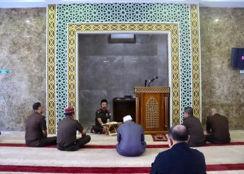 Kajati Dr Supardi Menyampaikan Tausiyah Ba’da Dzuhur ke Pegawai Kejaksaan Tinggi Riau