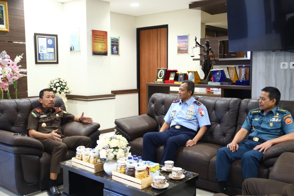Kajati Riau Terima Kunker & Silaturahmi Komandan Lanud Roesmin Nurjadin