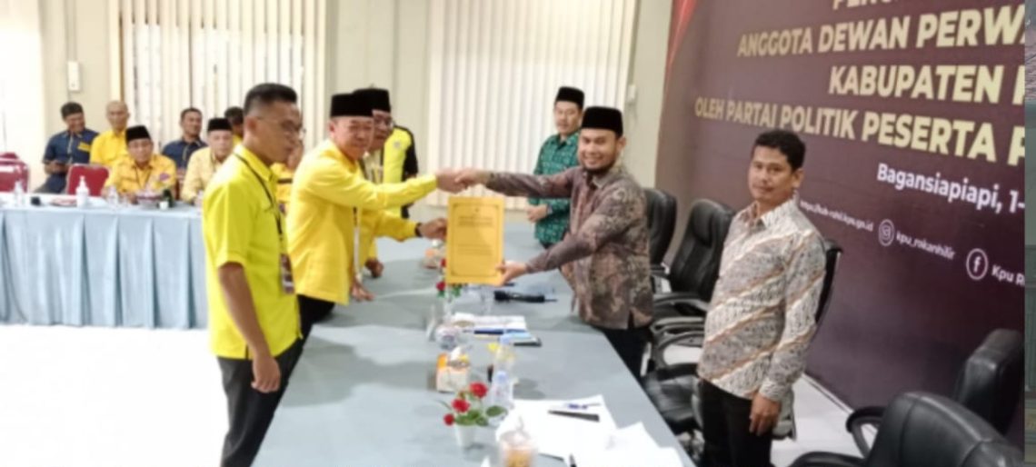 Ketua DPD II Afrizal Sintong Serahkan Berkas 45 Bacaleg 2024 ke KPU 