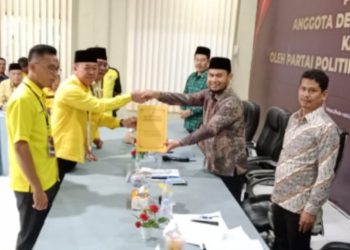 Ketua DPD II Afrizal Sintong Serahkan Berkas 45 Bacaleg 2024 ke KPU 