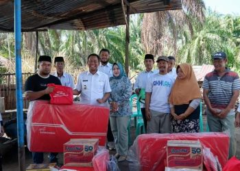 Wakil Bupati Rohil H. Sulaiman Serahkan Bantuan ke Korban Kebakaran