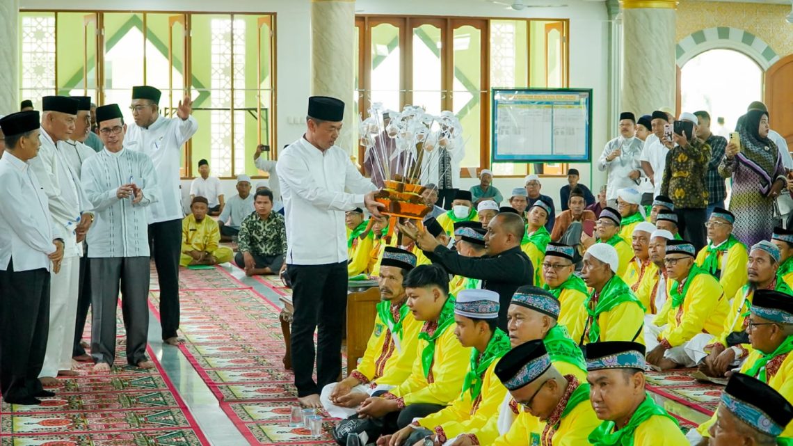 Bupati Rohil Afrizal Sintong Lepas 281 Orang Jamaah Haji Menuju Pekanbaru 