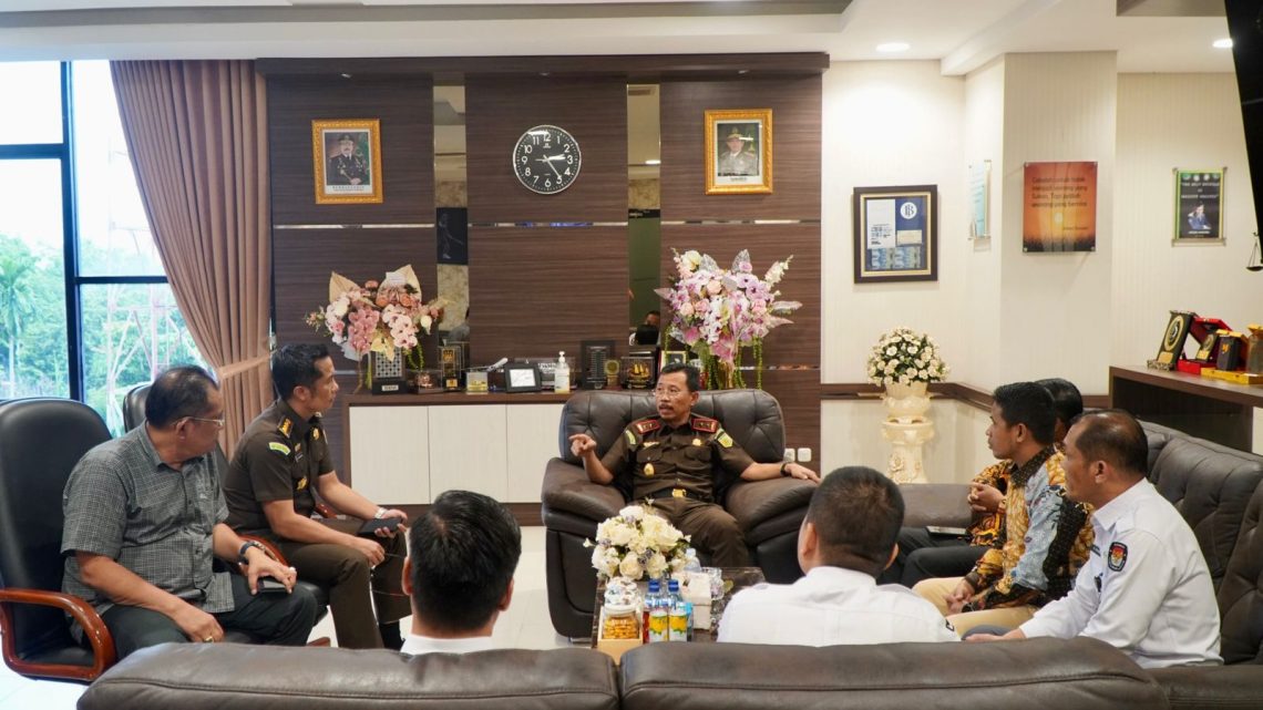 Kajati Dr. Supardi Dengan Ketua KPU Provinsi Riau Bertemu
