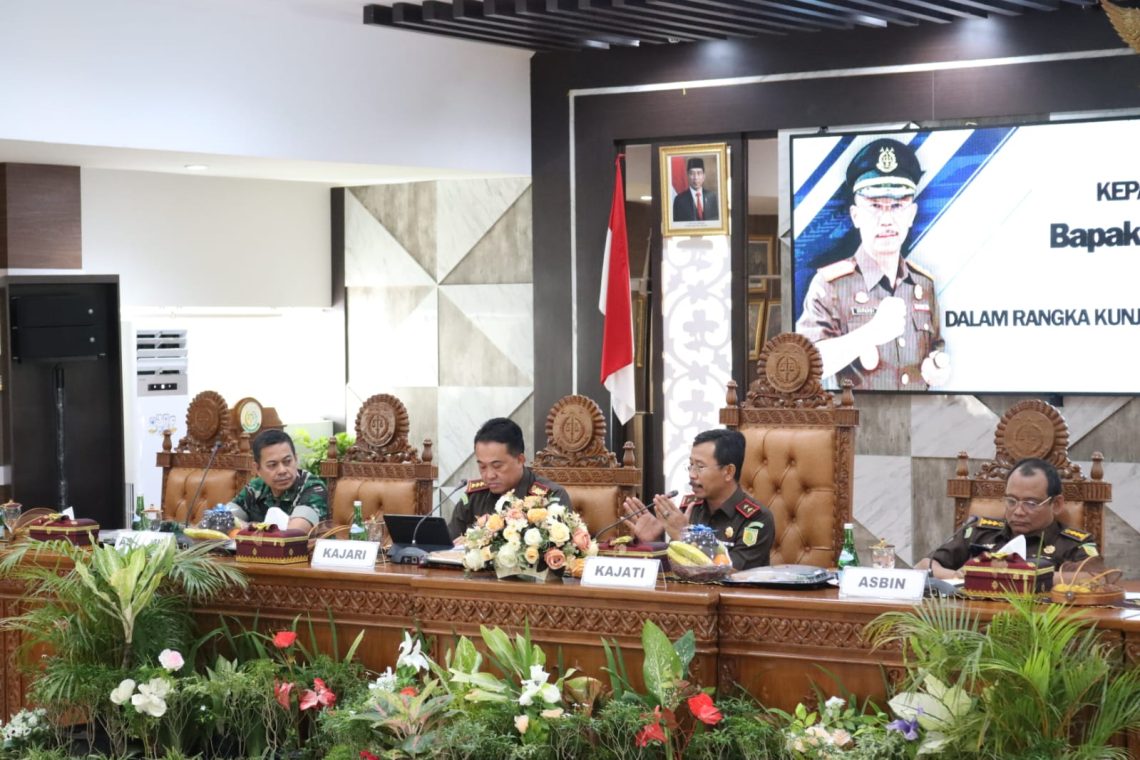 Kajati Dr. Supardi dan Ketua IAD Wilayah Riau Kunker ke Kejari Pekanbaru 