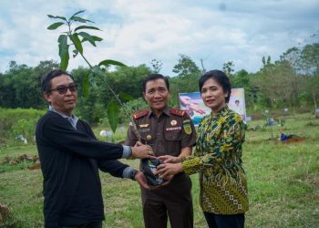 Kajati Sulsel & Ketua IAD Memimpin Gerakan Penanaman 12.500 Bibit Buah-buahan Produktif