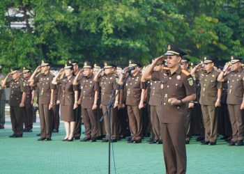 Kajati Riau di Taman Makan Pahlawan Pimpin Langsung Upacara Ziarah dan Tabur Bunga