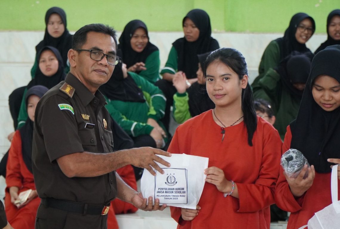 Tim Penkum Kejati Riau Lakukan Penyuluhan Hukum di SMA YKPP Dumai