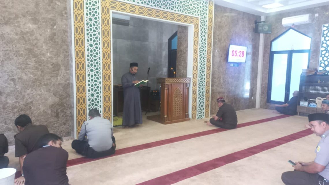 Barangsiapa Tidak Menjaga Shalatnya, Maka Tidak Ada Jaminan Baginya