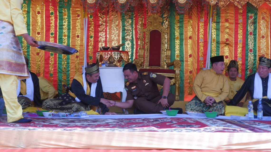 Kasi Intel Kejari Rohil Hadiri Kenduri Adat Kampung Pujud & Penambalan Gelar Adat Gubernur Riau