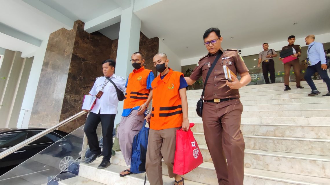 Tersangka Dugaan Tipikor Bank Riau Kepri AM dan FI diserahkan ke Kejati Riau