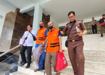 Tersangka Dugaan Tipikor Bank Riau Kepri AM dan FI diserahkan ke Kejati Riau