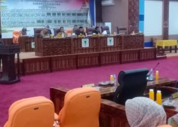 Tentang Raperda Tanggung Jawab Sosial CSR, Komisi B Jawab Pandangan Sembilan Fraksi