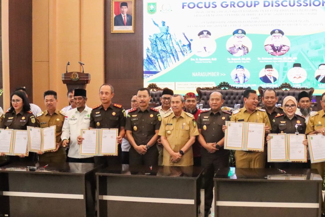 Kajati Dr. Supardi dengan Bupati/Walikota & Kajari se-Riau Tandatangani MOU 
