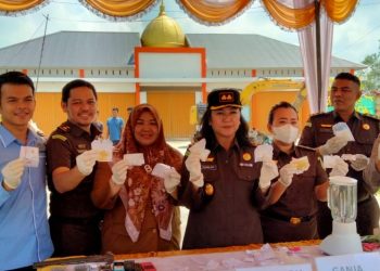 Perintah Pengadilan, Kajari Rohil Musnahkan Barang Bukti 42 Perkara Narkotika 