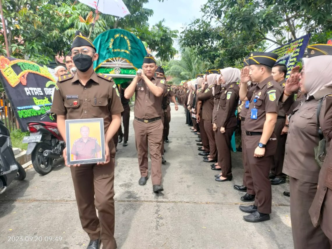 Koordinator bidang Tipidsus Kejati Riau Pimpin Prosesi Pelepasan Jenazah Alm. M. Ali Tuharea