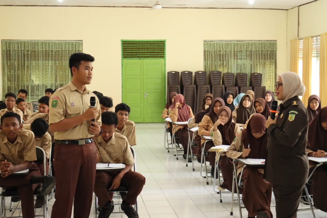 Tim Penkum Kejati Riau Melakukan Penyuluhan Hukum ke SMA 2 Tebing Tinggi