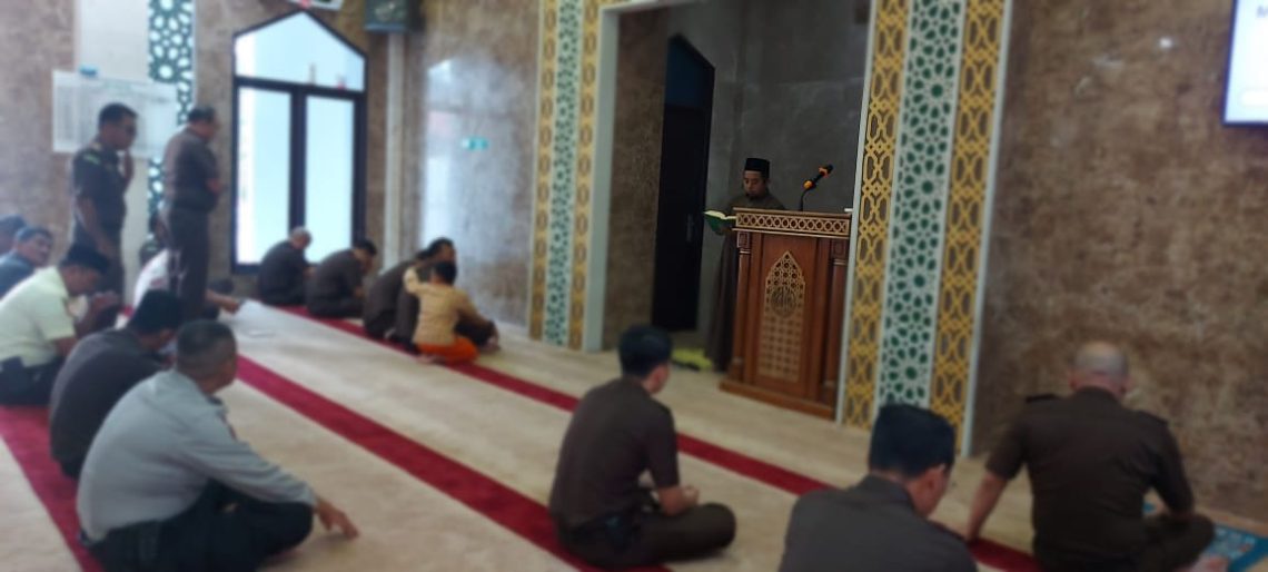 Seseorang yang Bisa Mendengar Adzan Untuk Sholat Jamaah Maka Ia Wajib Hadir