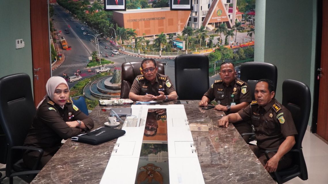 Kasi A, Kasi E dan Kasi Penkum Kejati Riau Mengikuti Monitoring Pelaksanaan Rekomendasi Rakernis Intelijen 2023