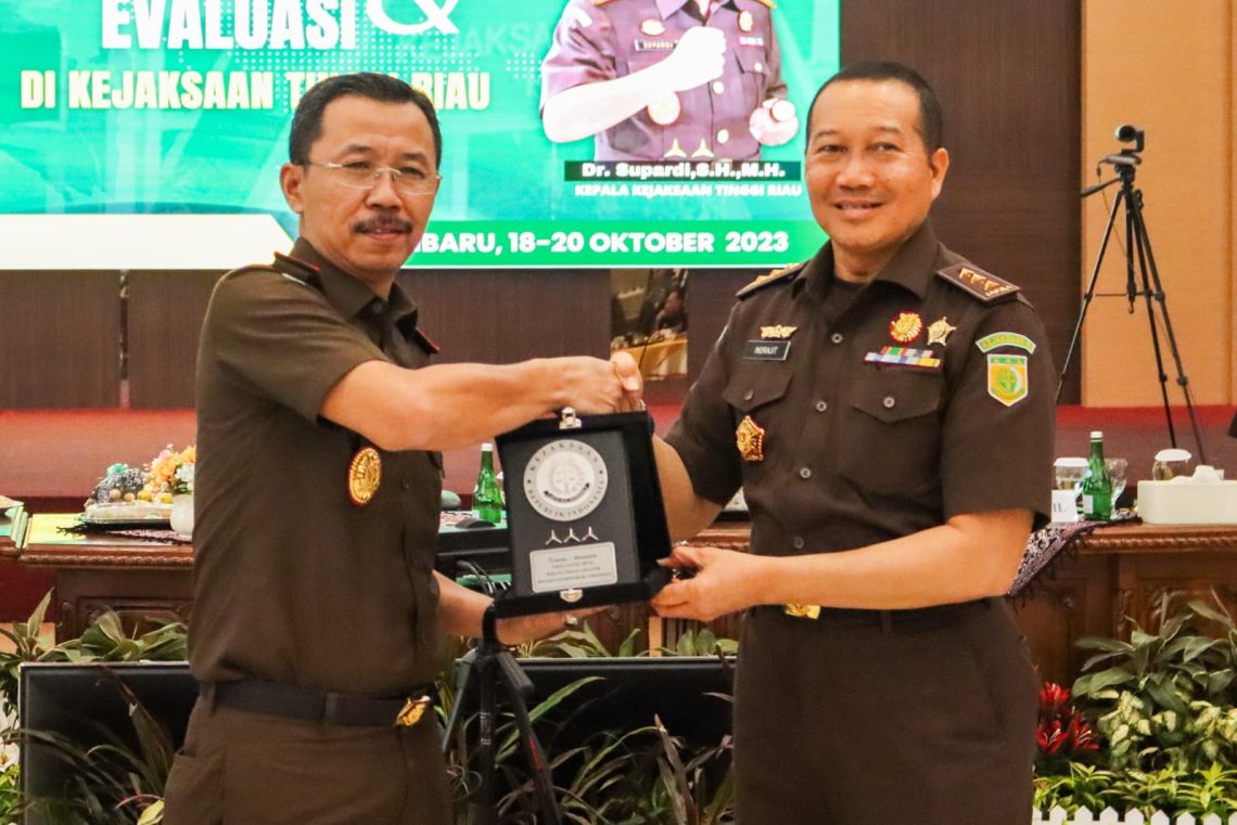 Kajati Riau Dr. Supardi mengikuti Monitoring & Evaluasi JAM- Pidmil Kejaksaan Agung RI