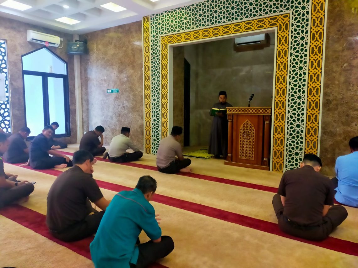 Keutamaan Orang yang Berjalan menuju Masjid di waktu Subuh dan Isya