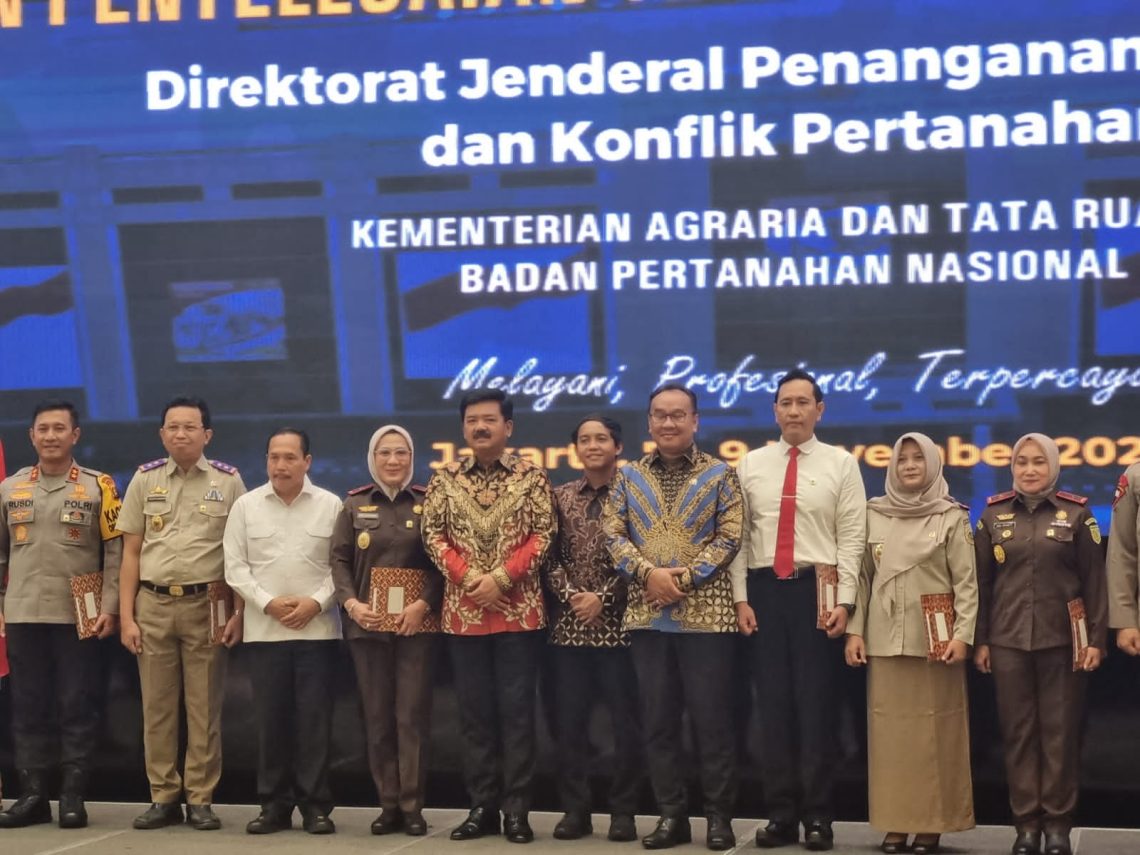 Kejaksaaan Tinggi Jambi Dianugerahi Pin Emas